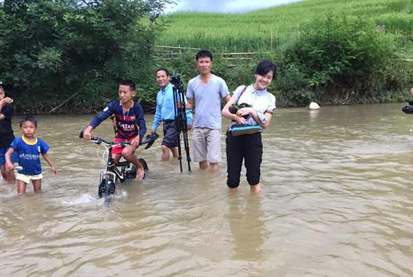 Phóng Viên Đài Phát Thanh Và Truyền Hình Thanh Hoá Thực Hiện Ký Sự “ Xuôi Dòng Sông Chu” Tại Nước Chdcnd Lào.