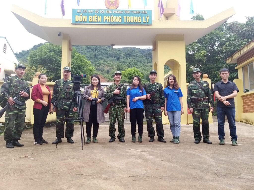 02 Nhóm Phóng viên tác nghiệp tại huyện biên giới Mường Lát