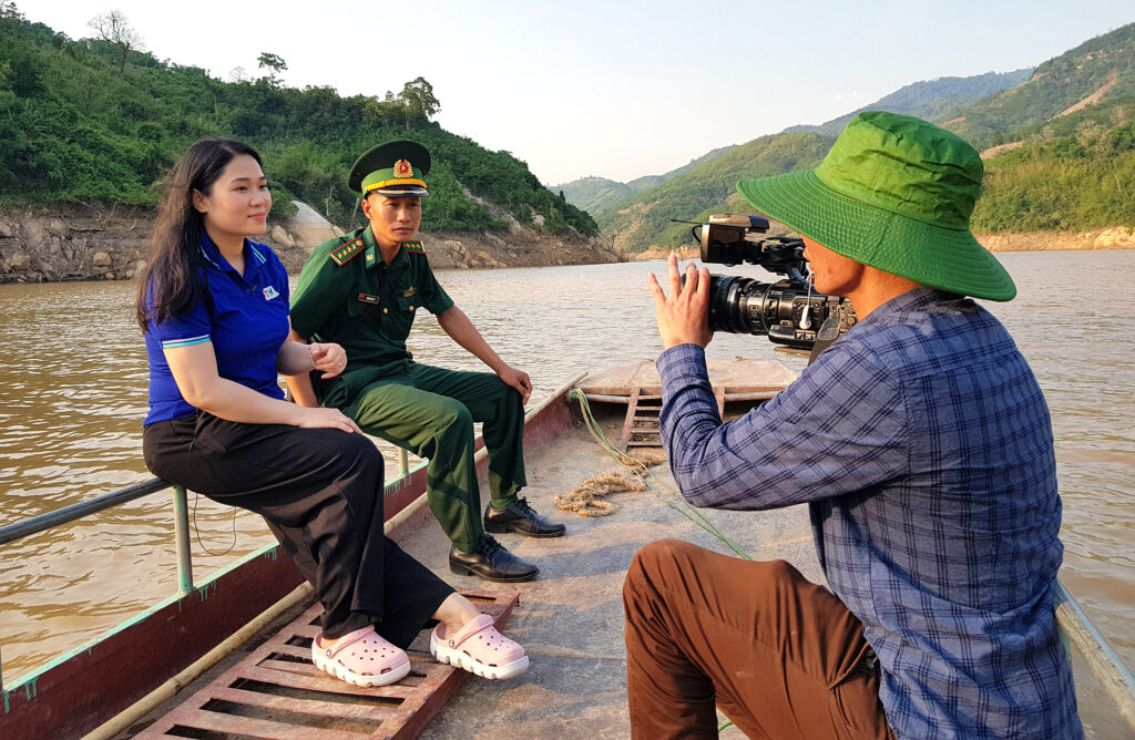04 Phóng viên Phòng Tiếng Dân tộc trên đường vào bản Tà Cóm – xã Trung Lý, huyện Mường Lát