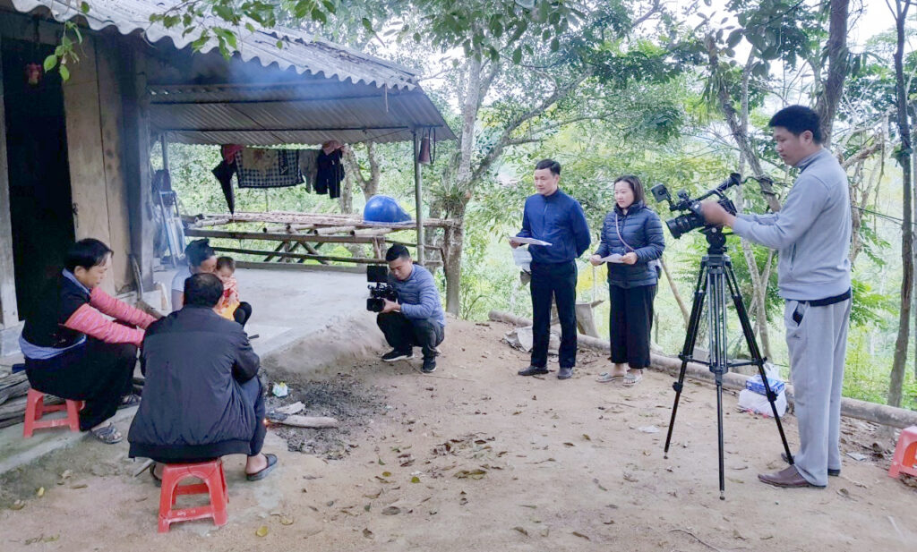 07 Ghi hình tác phẩm “ Thắp sáng đại ngàn” tại bản Mông Mường Lát.