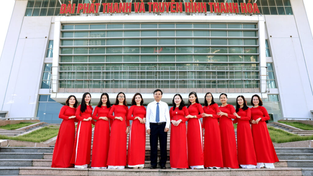 1. Tập thể CBVC phòng Phát thanh