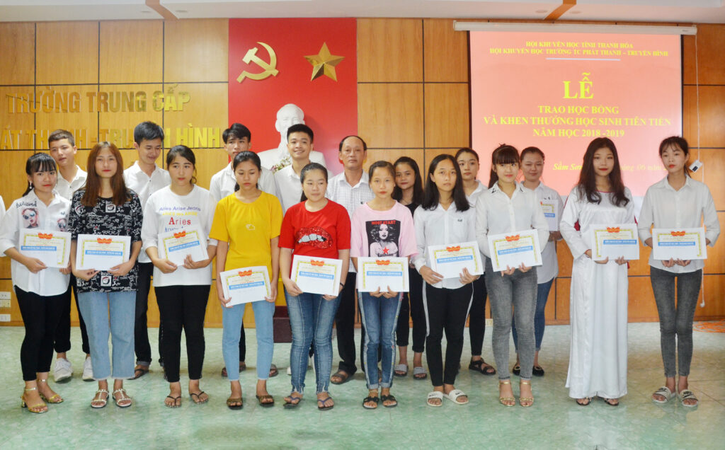 1.Lễ trao học bổng và khen thưởng học sinh năm học 2018 - 2019