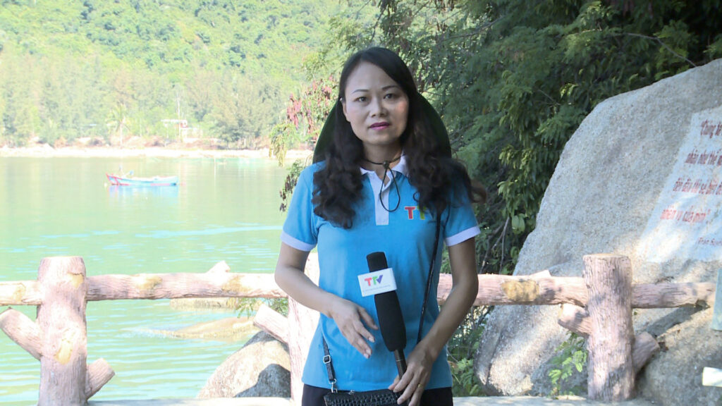 1.Phóng viên Mai Hương tác nghiệp tại di tích tàu không số Vũng Rô, tỉnh Phú Yên
