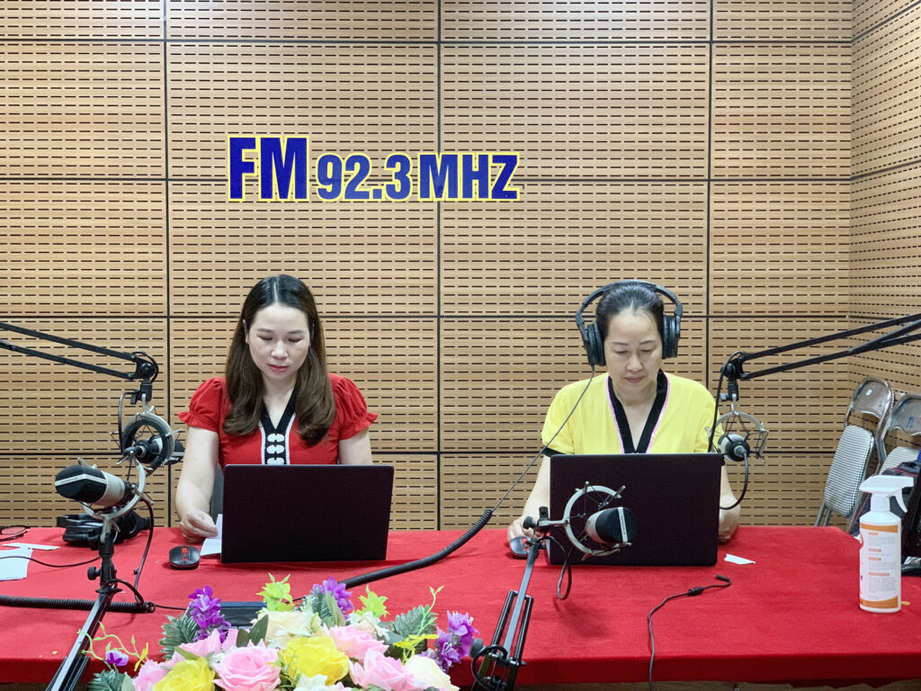 10 Thu âm chương trình phát thanh tiếng dân tộc.