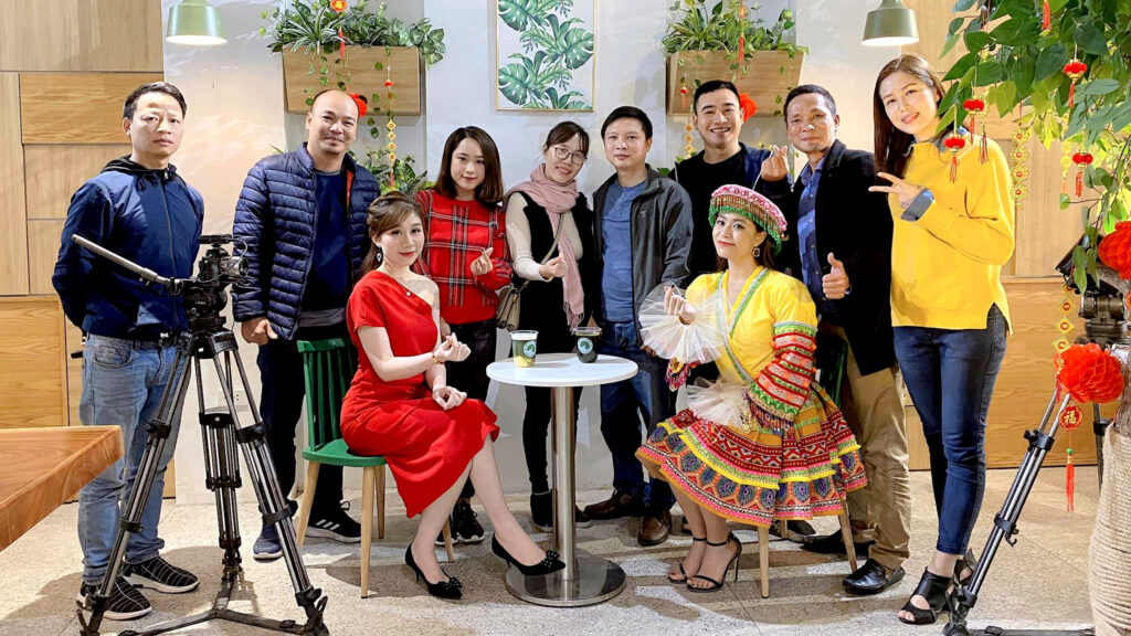 10. Ekip TTV hội tụ cùng ca sỹ, diễn viên Hoàng Thùy Linh