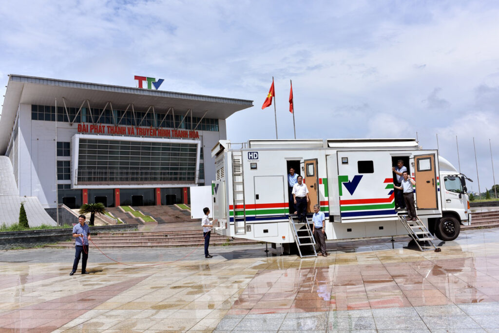 10. Êkip chuẩn bị đi làm THTT