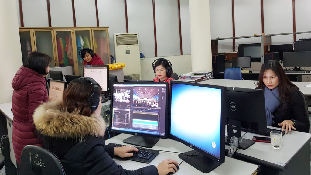 11 Các Biên dịch viên dựng chương trình hàng ngày (Ảnh 1)