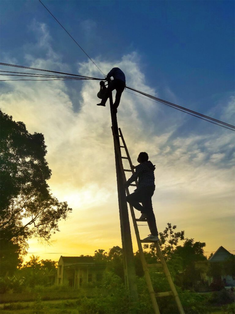 11. Kỹ thuật viên TTVmedia đang sửa chữa hệ thống loa truyền thanh cơ sở