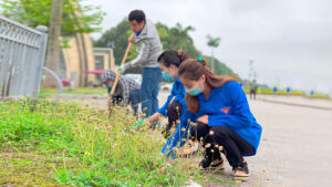 12. Chương trình “Ngày thứ 7 tình nguyện dọn vệ sinh khuôn viên cơ quan của Đoàn TN Đài được thực hiện hàng tháng, hàng quý