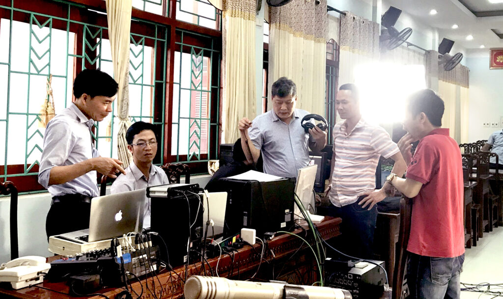 12. Triển khai thiết bị tại cơ sở trước giờ thực hiện buổi trực tiếp trên sóng phát thanh, fanpage, youtube