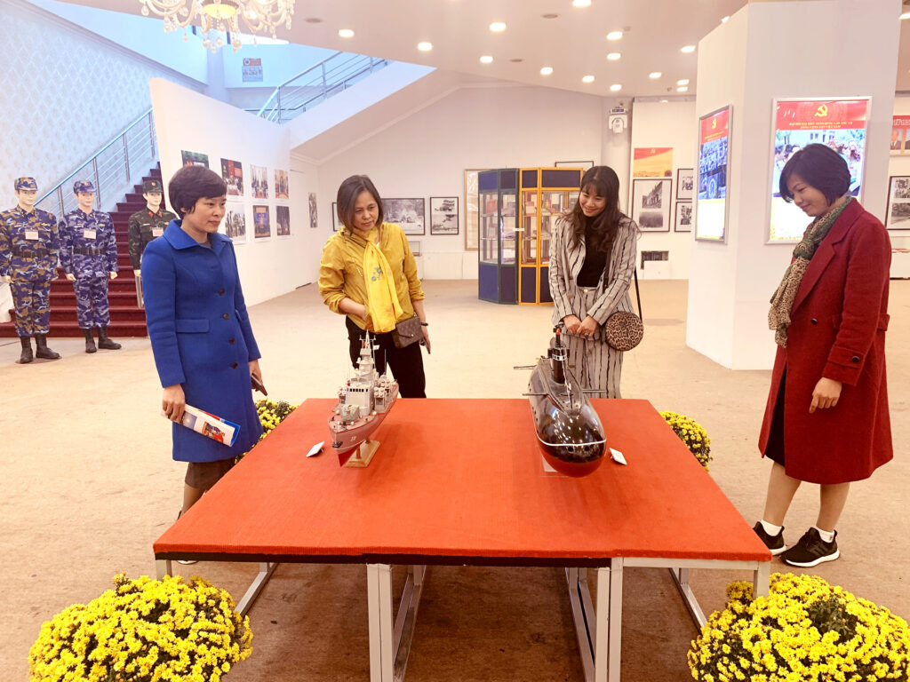 12Cán bộ Trung tâm học tập kinh nghiệm tại Triển lãm Văn hóa nghệ thuật Việt Nam, tháng 2-2021