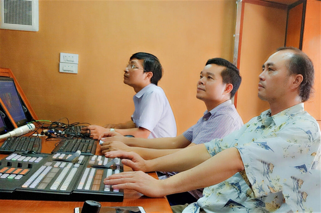 13. Ê kip làm truyền hình trực tiếp tại xe thu phát sóng lưu động