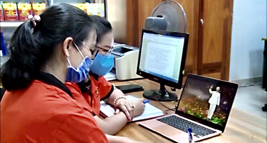 14Cán bộ trung tâm thực hiện số hóa tư liệu ảnh để phát sóng trên các hạ tầng mạng.