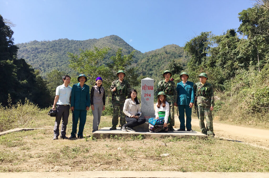 17. Ekip làm phim cùng bộ đội biên phòng tại cột mốc biên giới Việt - Lào