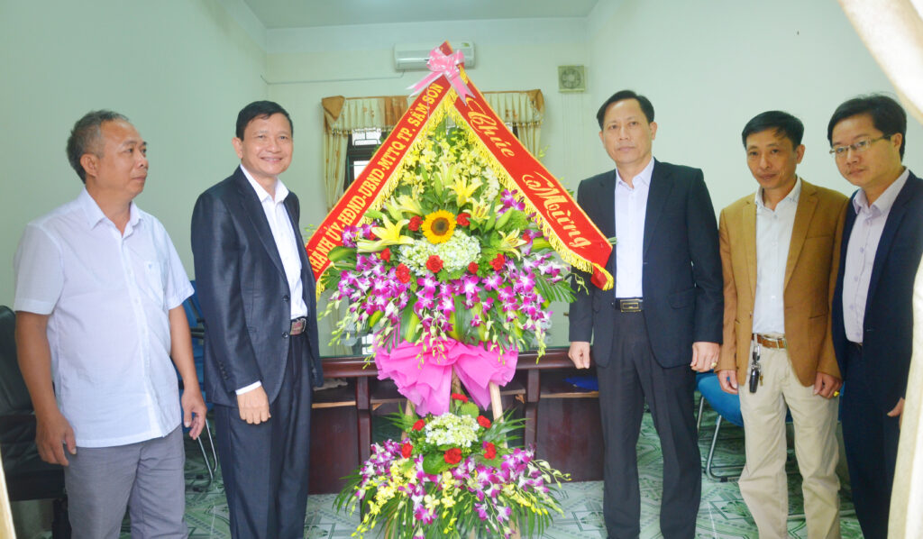 1Lãnh đạo TP Sầm Sơn chúc mừng nhà trường nhân dịp 20-11