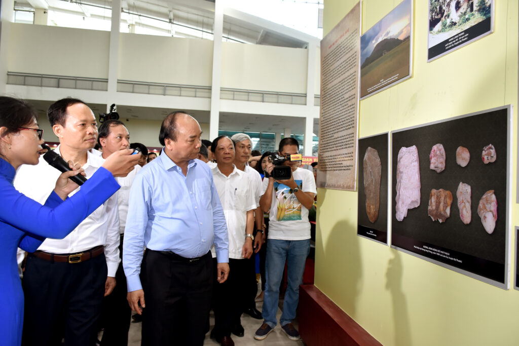 1Thủ tướng Chính phủ Nguyễn Xuân Phúc tham quan Triển lãm “Thanh Hoá xưa và nay” - Kỷ niệm 990 năm Thanh Hoá (1029 - 2019), tháng 5-2019.