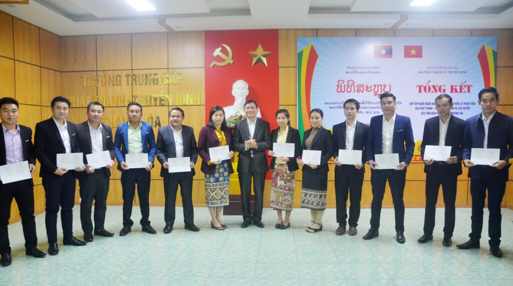 2.Lễ tổng kết lớp tập huấn cho các phóng viên, kỹ thuật viên các đài huyện của tỉnh Hủa Phăn