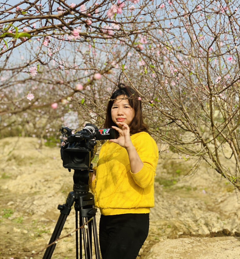 3.Phóng viên Mai Ngọc tác nghiệp