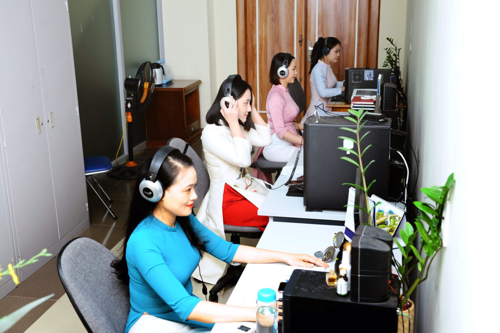 4. Hình 4 Kiểm tra phim và tư liệu phục vụ phát sóng