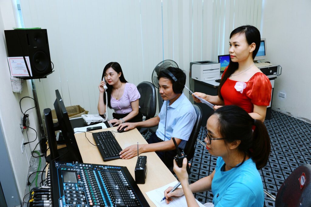 4.Đạo diễn, kỹ thuật viên Phát thanh