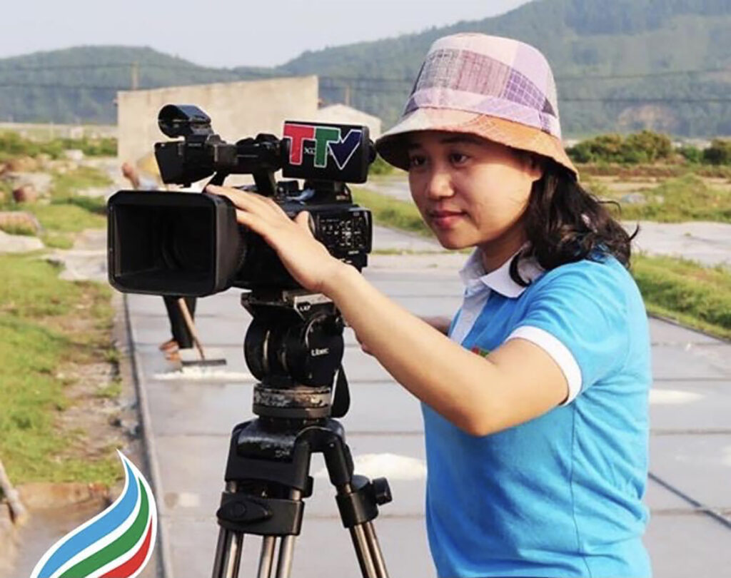 4.Phóng viên Minh Thúy tác nghiệp
