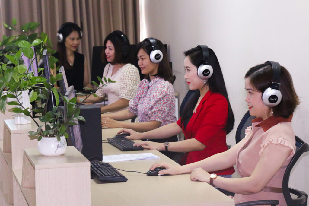 5 Các Biên dịch viên Phòng Khai thác Chương trình tham gia sản xuất Clip Xúc tiền đầu tư