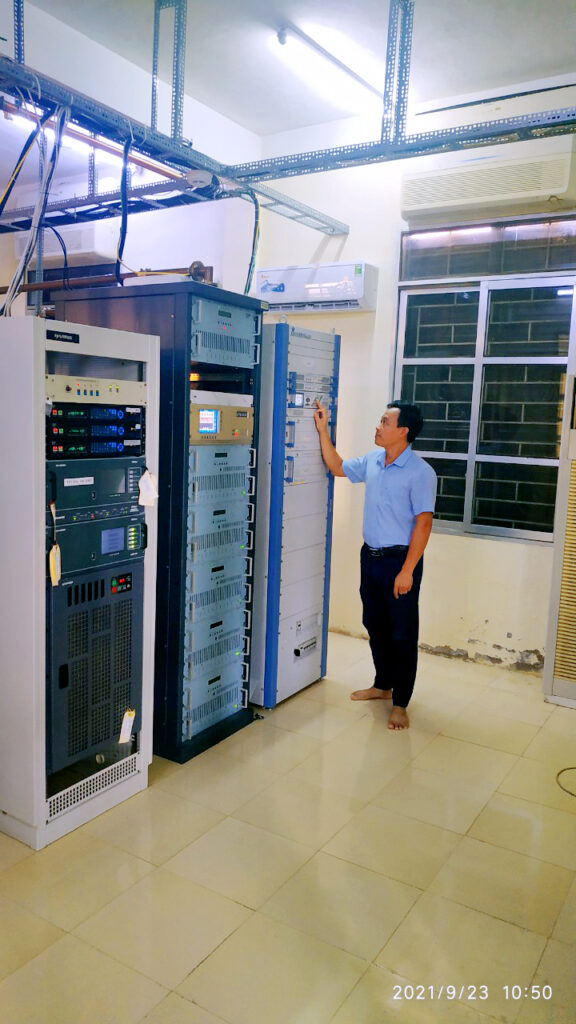 5 Vận Hành máy phát sóng FM tị Trạm Kỳ Tân Ba Thước