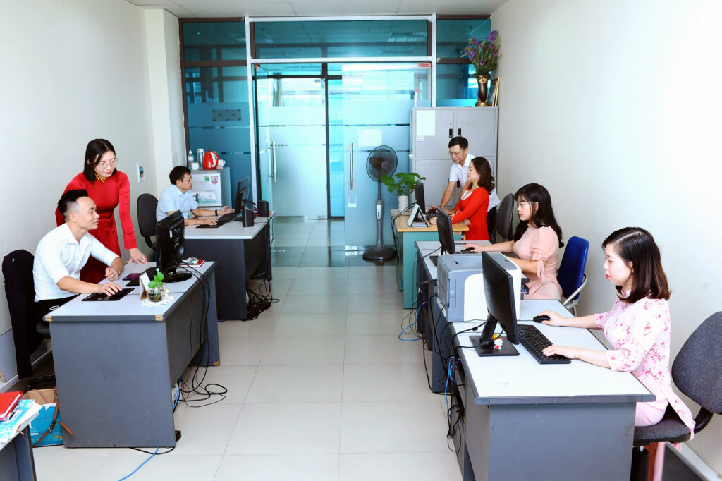 5. Hình 5 Khung cảnh làm việc của tổ Thông tin điện tử