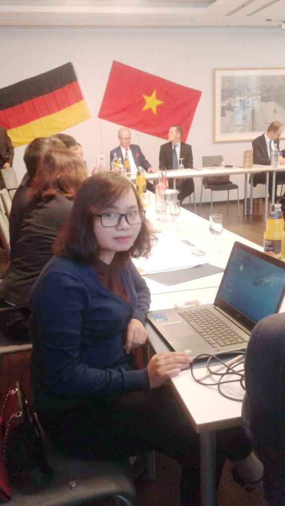 5.Phóng viên An Thư tác nghiệp tại Buổi gặp mặt của lãnh đạo Tỉnh Thanh Hoá với các DN năm 2017, Thành phố Heidelberg, CHLB Đức