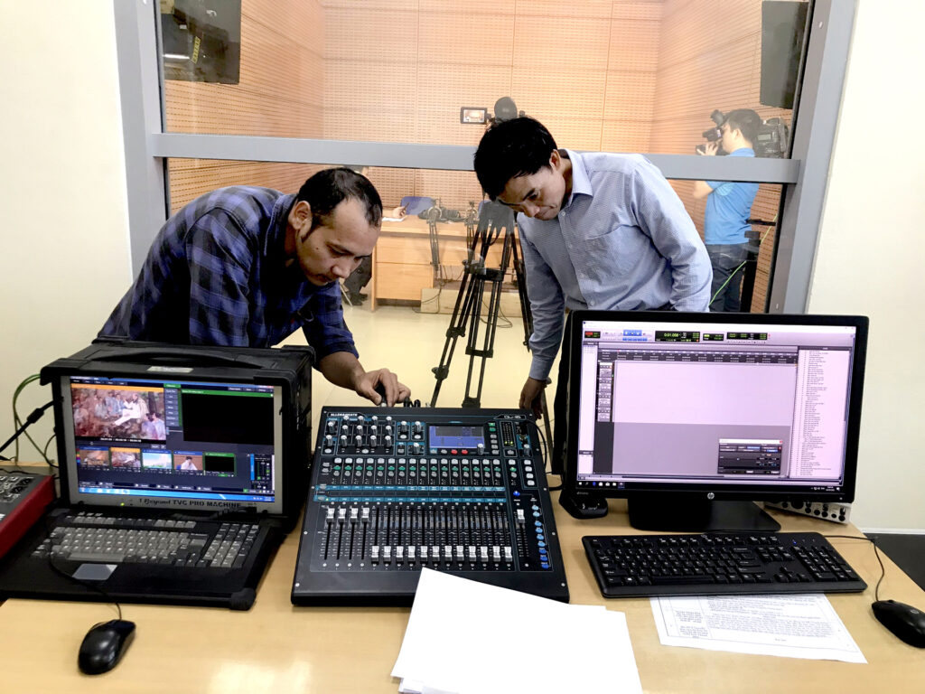 6. Kết nối các thiết bị tại Studio phát thanh trước giờ lên sóng