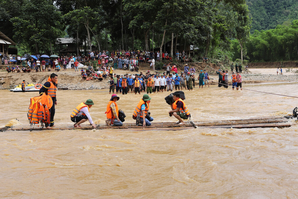 7 Vượt sông vào tâm lũ Sa Ná (82019)