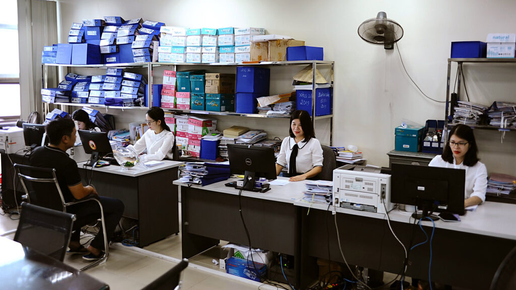 7. Cán bộ kế toán đối chiếu điểm để tính nhuận bút cho PV Đài.