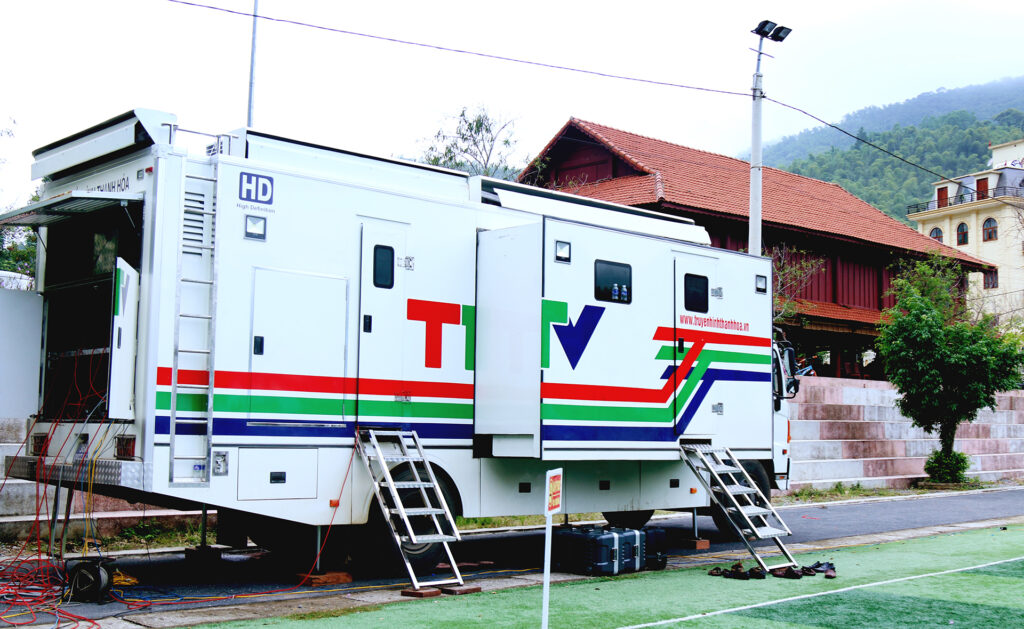 7. Ghi hình tại huyện miền núi Quan Sơn (ảnh 1. Cụm 3 ảnh bố trí cùng nhau và chỉ cần 1 chú thích)