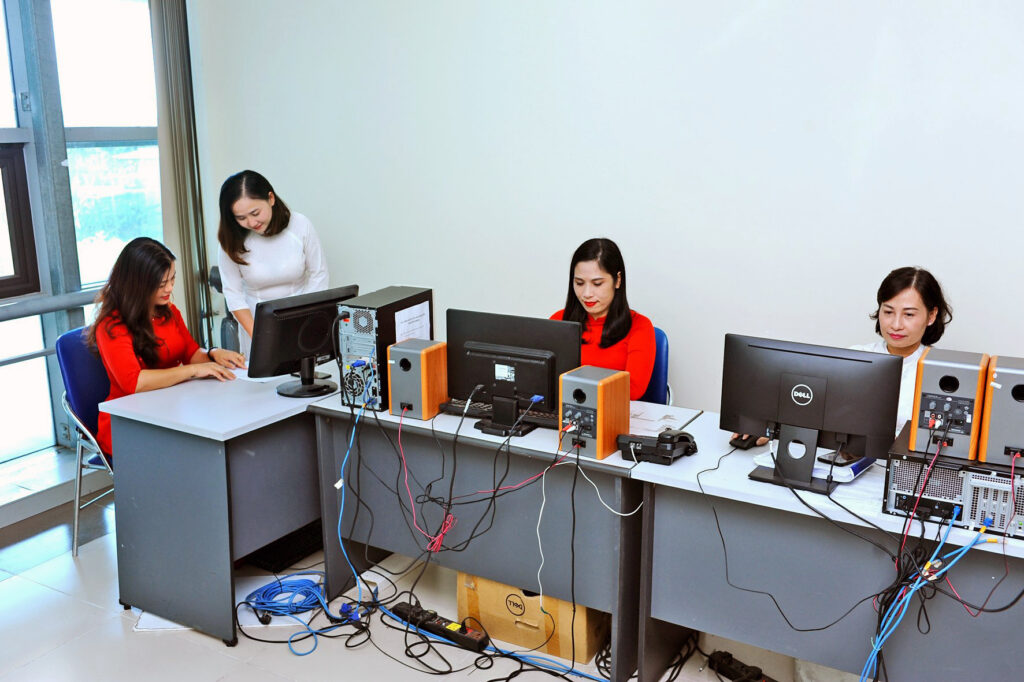 7. Hình 7 Những người kiểm thính, kiểm file góp phần giữ an toàn sóng.