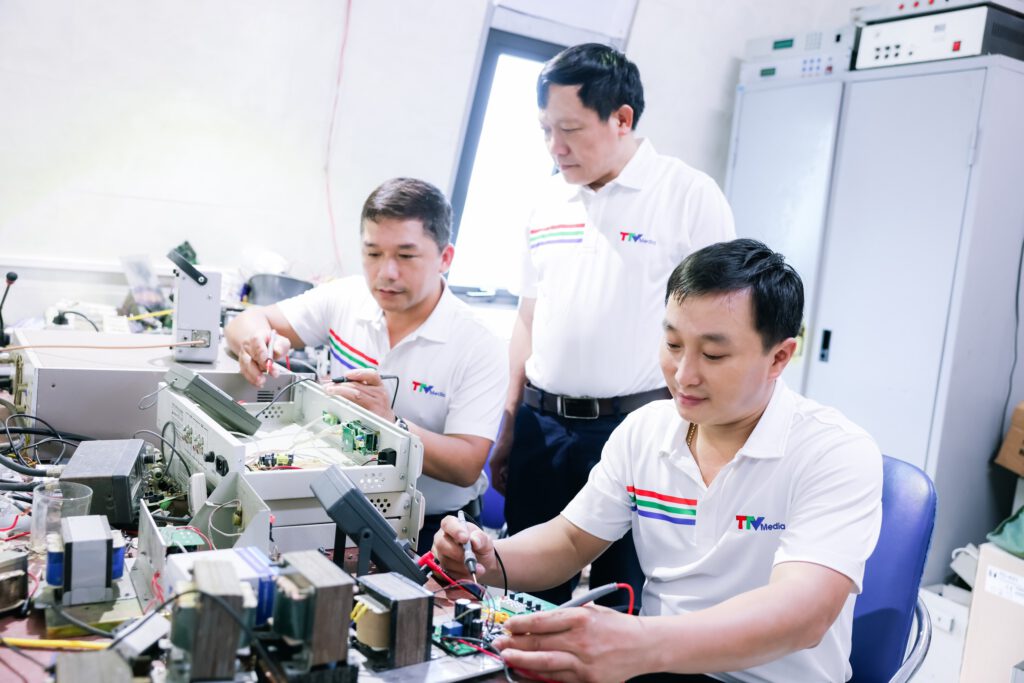 7. KTV đang sửa chữa thiết bị