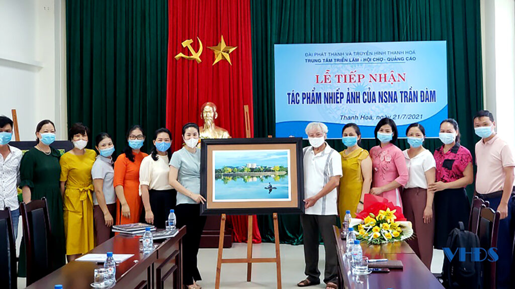 7.Lễ tiếp nhận tác phẩm nhiếp ảnh của NSNA Trần Đàm, tháng 7-2021.