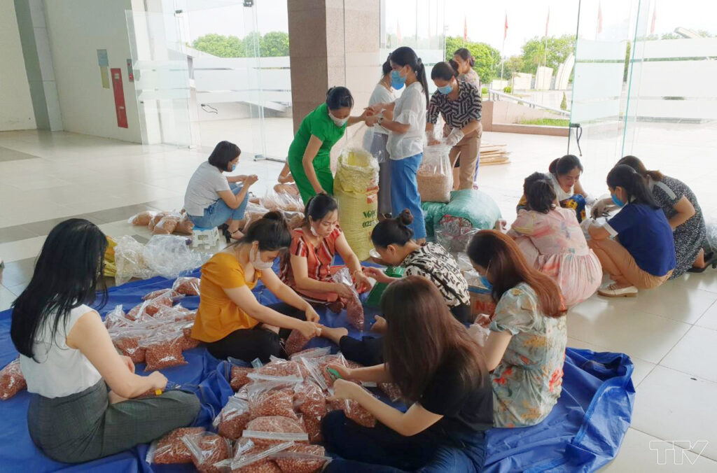 7Chị em gói đồ ủng hộ đồng bào miền Nam để phòng, chống đại dịch Covid – 19