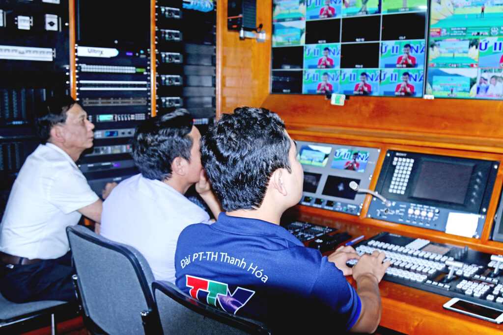 8. Ghi hình tại huyện miền núi Quan Sơn (ảnh 2. Cụm 3 ảnh bố trí cùng nhau và chỉ cần 1 chú thích)