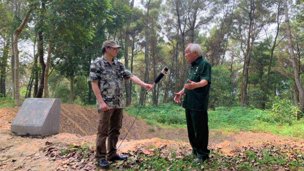8.Phóng viên Quang Tùng tác nghiệp tại di tích đồi C4 Hàm Rồng