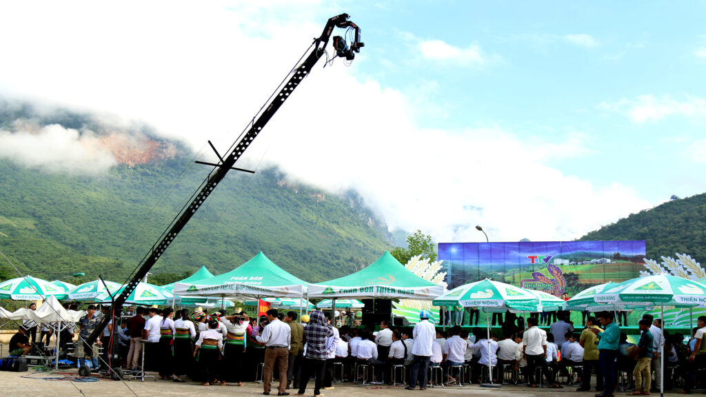 9. Ghi hình tại huyện miền núi Quan Sơn (ảnh 3. Cụm 3 ảnh bố trí cùng nhau và chỉ cần 1 chú thích)