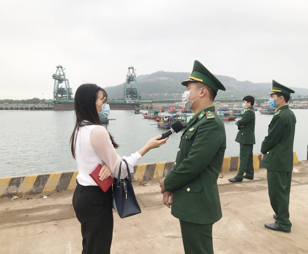 9.Phóng vien tác nghiệp tại Nghi Sơn