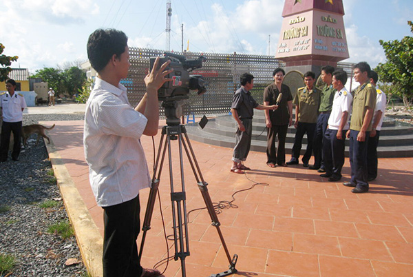 Cán bộ phóng viên Đài Phát thanh và Truyền hình Thanh Hoá tác nghiệp tại Trường Sa tháng 4 2007