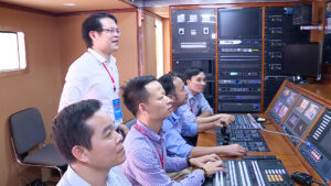 Lãnh đạo Phòng Thời sự - Chính trị kiểm tra xe màu trước khi lên sóng trực tiếp Đại hội Đảng bộ tỉnh Thanh Hoá lần thứ XIX