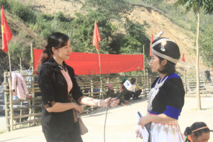 Phóng viên Cẩm Thơ tác nghiệp tại Mường Lát