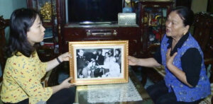 Phóng viên Cẩm Tú trao đổi với Anh hùng LLVT Ngô Thị Tuyển