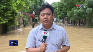 Phóng viên Đình Hà tác nghiệp tại vùng lũ năm 2019