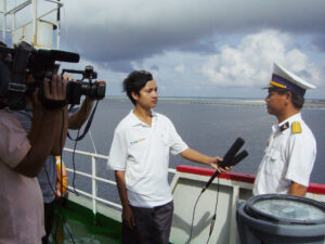 Phóng viên Đức Đồng phỏng vấn tại Trường Sa