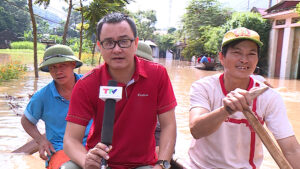 Phóng viên Hữu Đại tác nghiệp tại vùng lPhóng viên Hữu Đại tác nghiệp tại vùng lũ