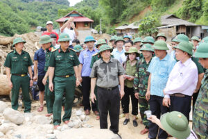 Phóng viên Việt Hà tác nghiệp tại bản Sa Ná năm 2019