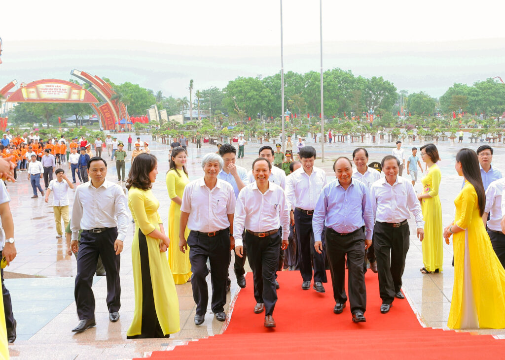 2.Thủ tướng Chính phủ Nguyễn Xuân Phúc tham quan Triển lãm “Thanh Hoá xưa và nay”, tổ chức tại Đài PTTH Thanh Hoá, 2019